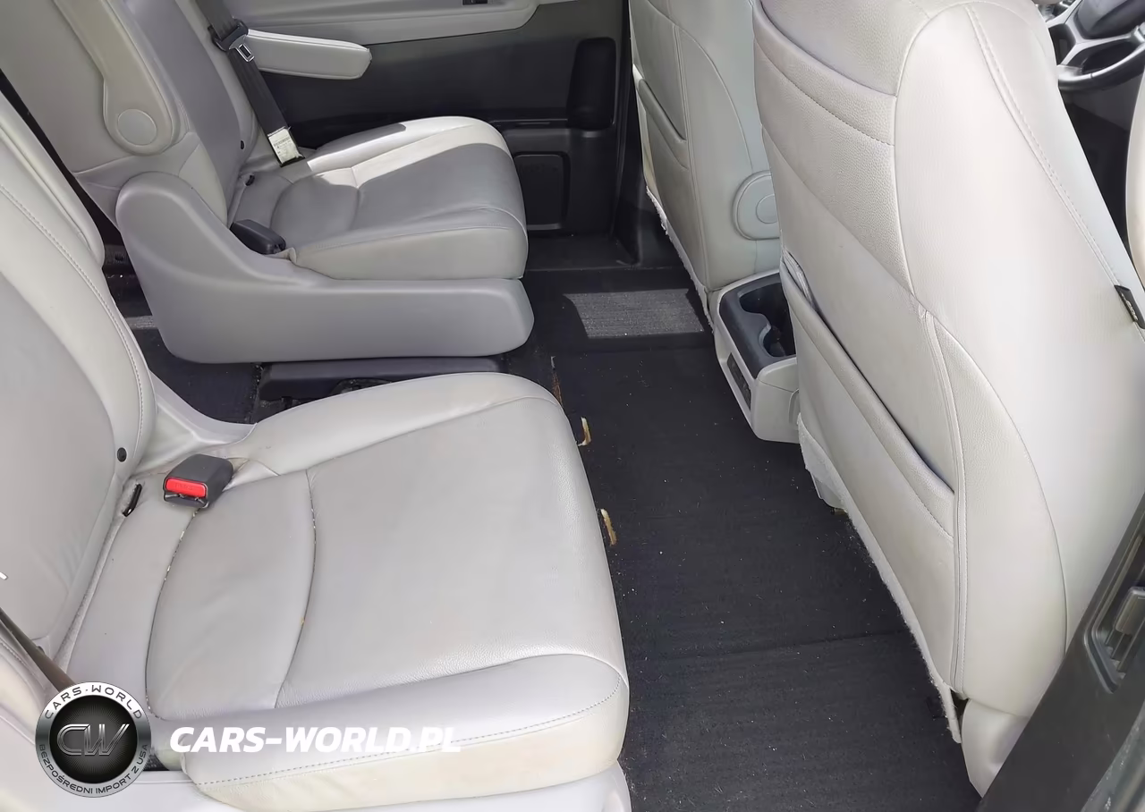 2018 Honda Odyssey Touring VIN:5FNRL6H8XJB040391 - 8