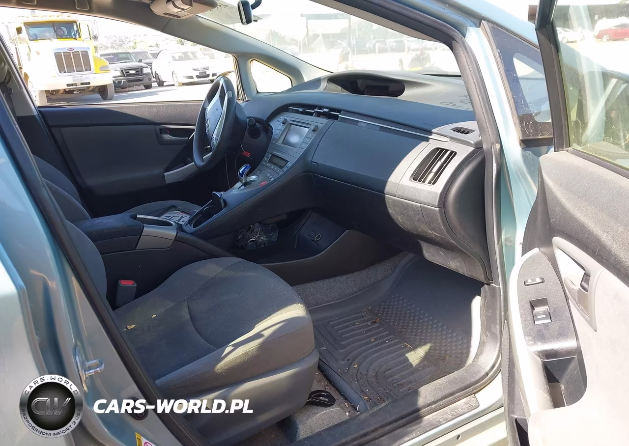 2014 Toyota Prius Two VIN:JTDKN3DU8E1749199 - 5