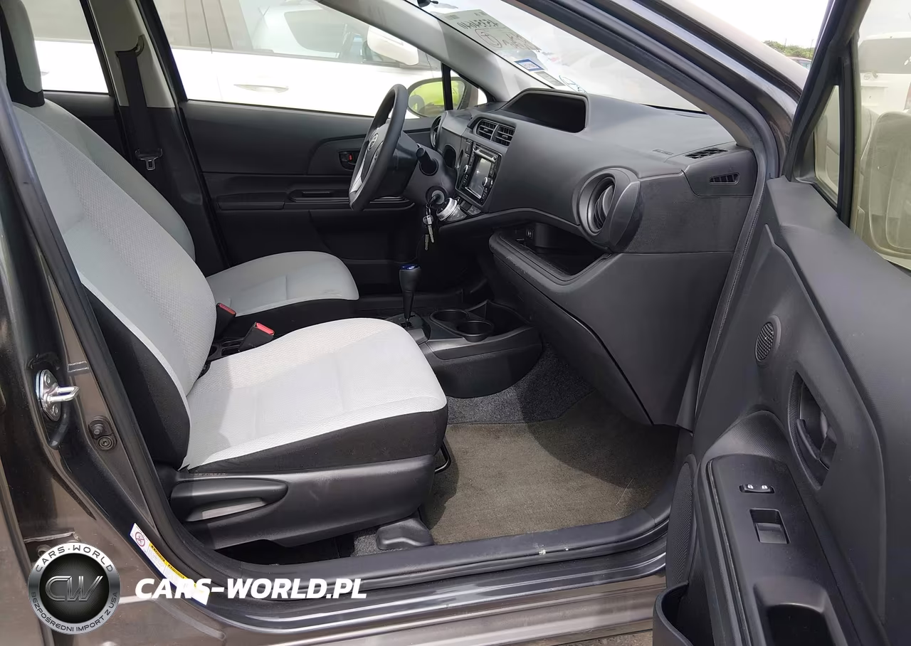2015 Toyota Prius C One VIN:JTDKDTB35F1099472 - 5