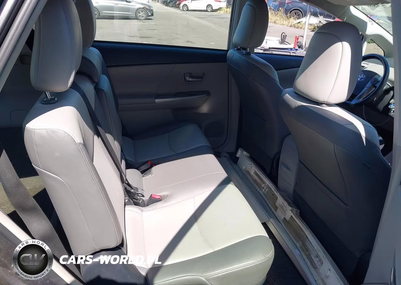 2017 Toyota Prius V Four VIN:JTDZN3EU2HJ060776 - 8