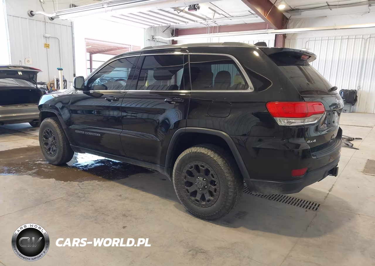 2017 Jeep Grand Cherokee Laredo 4X4 VIN:1C4RJFAGXHC683192 - 3