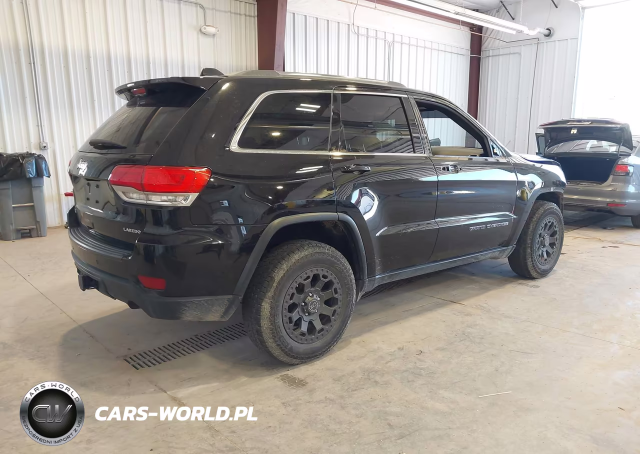 2017 Jeep Grand Cherokee Laredo 4X4 VIN:1C4RJFAGXHC683192 - 4