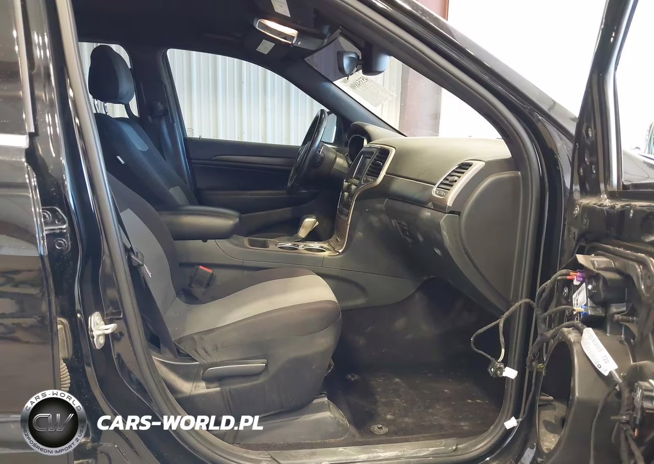 2017 Jeep Grand Cherokee Laredo 4X4 VIN:1C4RJFAGXHC683192 - 5