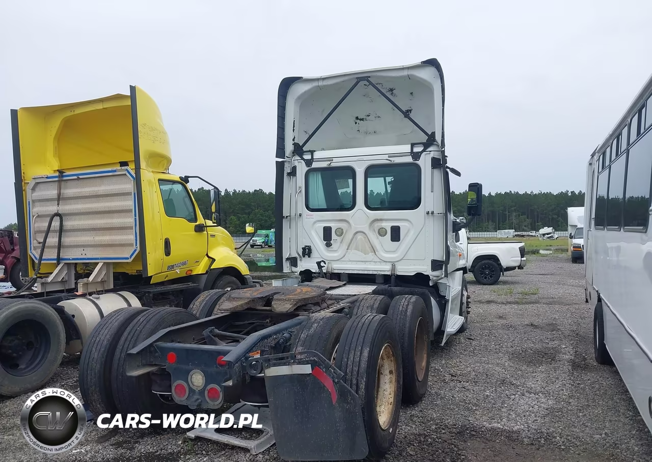 2017 Freightliner Cascadia 125 VIN:1FUJGEBGXHLHX7265 - 4