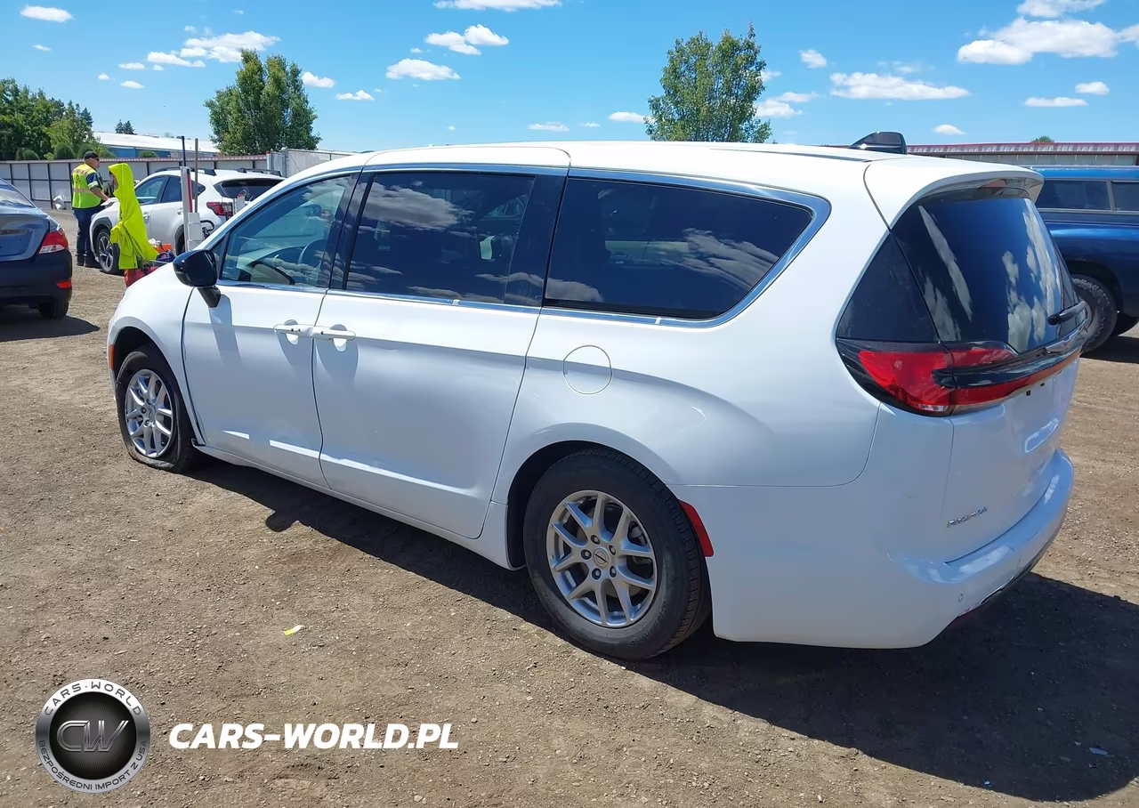 2025 Chrysler Pacifica Select VIN:2C4RC1BG7SR509588 - 3