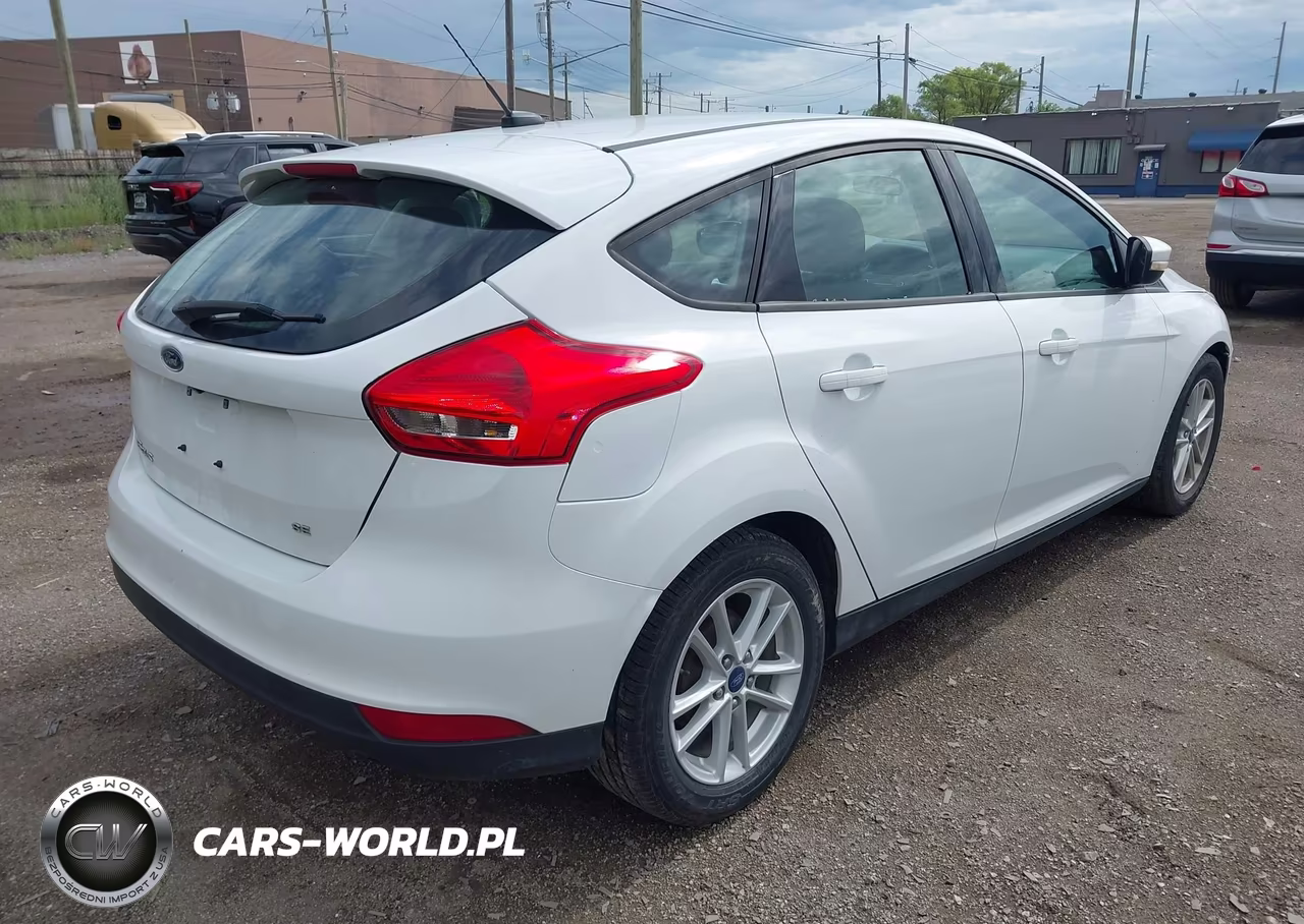 2017 Ford Focus Se VIN:1FADP3K23HL299092 - 4