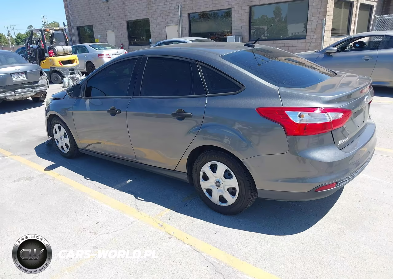 2013 Ford Focus S VIN:1FADP3E22DL277705 - 3