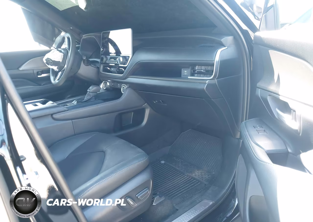2026 Toyota Grand Highlander Hybrid Nightshade Edition VIN:5TDACAB52TS076928 - 5