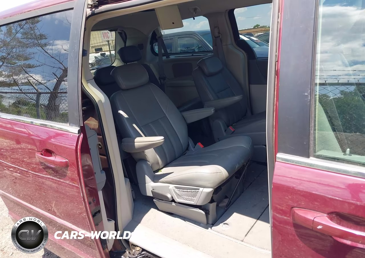 2008 Chrysler Town & Country Touring VIN:2A8HR54P48R838670 - 8
