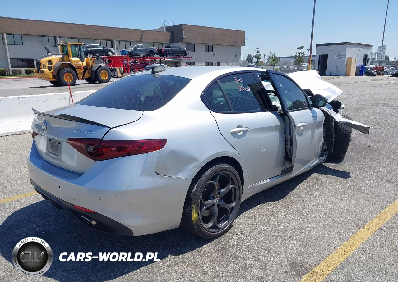 2018 Alfa Romeo Giulia Ti Sport VIN:ZARFAECN9J7582951 - 4