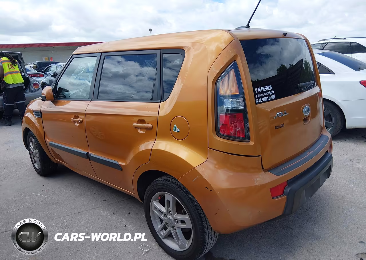 2011 Kia Soul + VIN:KNDJT2A28B7306073 - 3