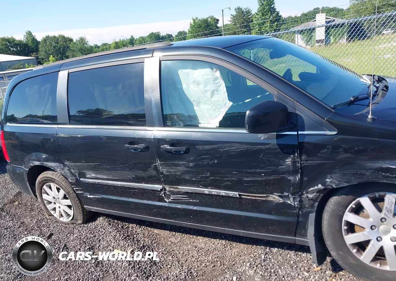 2015 Chrysler Town & Country Touring VIN:2C4RC1BG2FR513411 - 13
