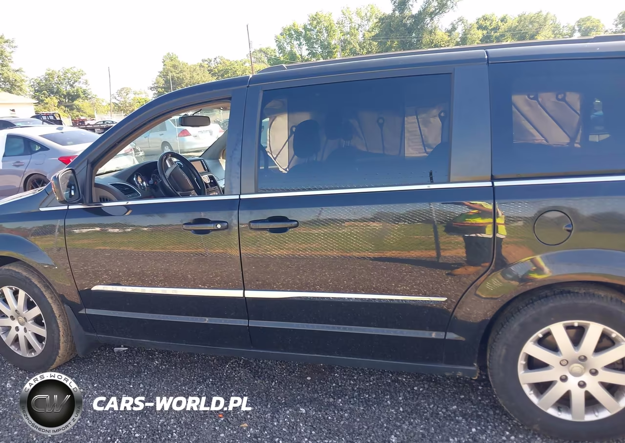 2015 Chrysler Town & Country Touring VIN:2C4RC1BG2FR513411 - 14
