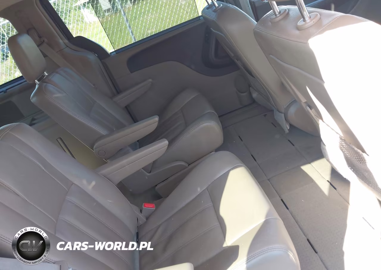 2015 Chrysler Town & Country Touring VIN:2C4RC1BG2FR513411 - 8