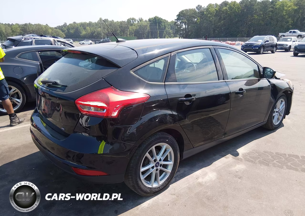 2017 Ford Focus Se VIN:1FADP3K22HL201072 - 4