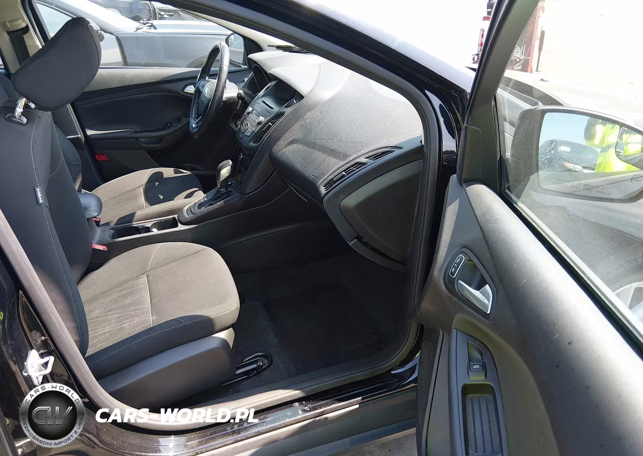 2017 Ford Focus Se VIN:1FADP3K22HL201072 - 5