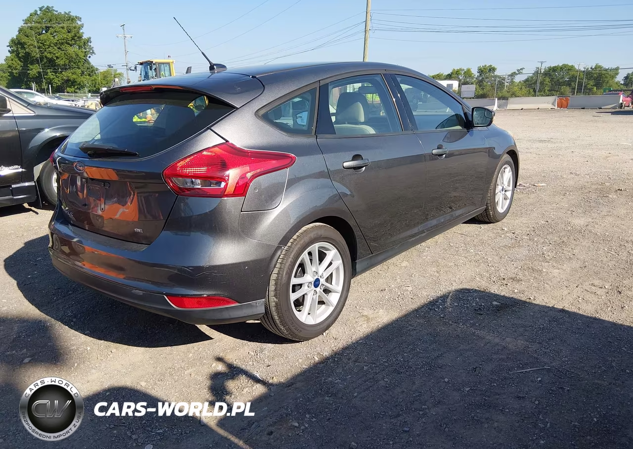 2017 Ford Focus Se VIN:1FADP3K23HL246988 - 4