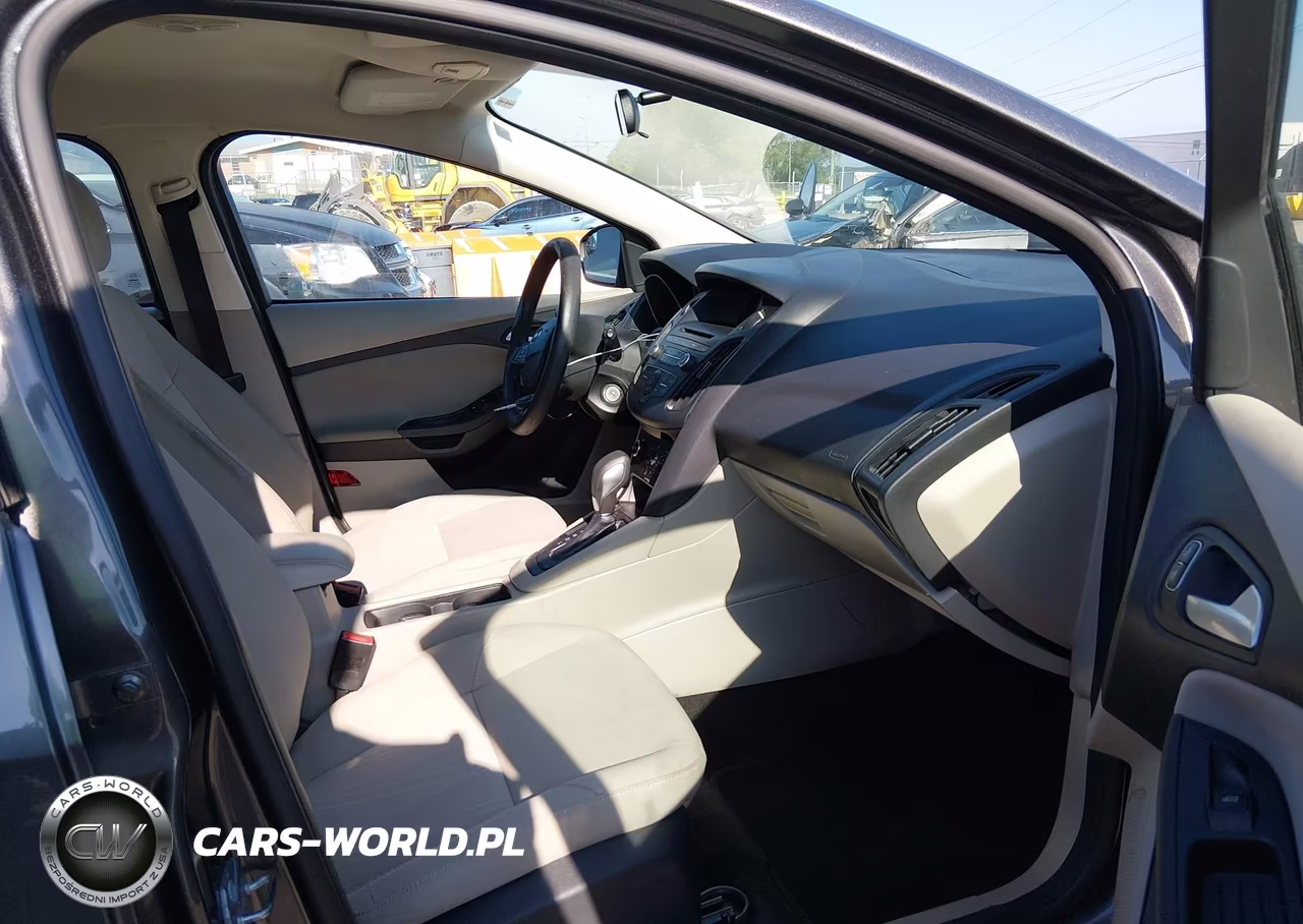 2017 Ford Focus Se VIN:1FADP3K23HL246988 - 5