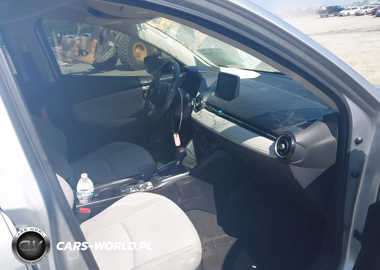 2019 Toyota Yaris Le VIN:3MYDLBYV5KY504557 - 5