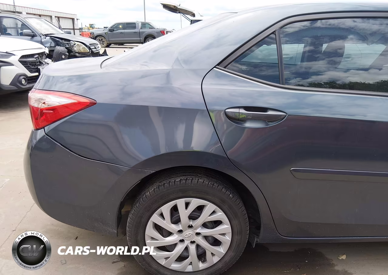 2018 Toyota Corolla Le VIN:5YFBURHE4JP796356 - 19