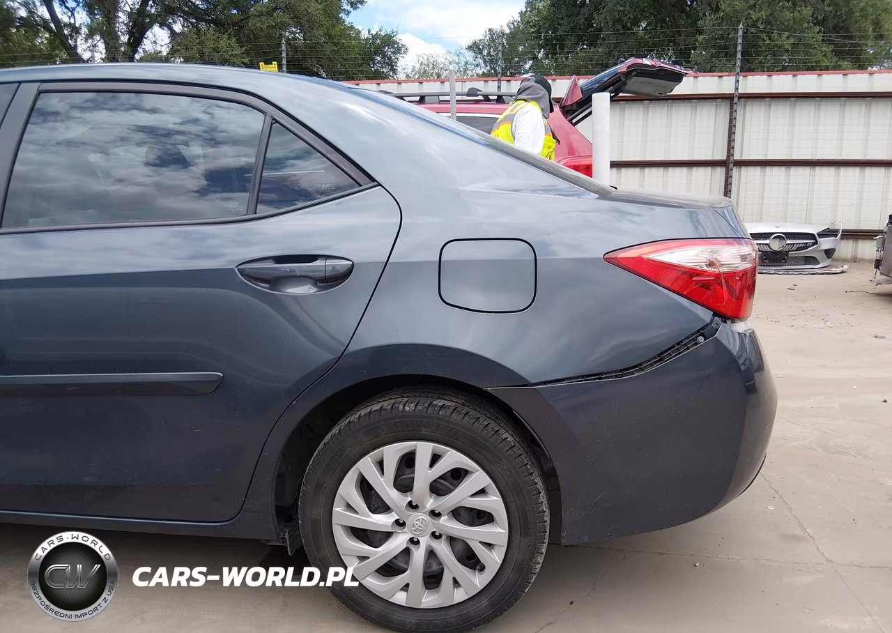 2018 Toyota Corolla Le VIN:5YFBURHE4JP796356 - 20