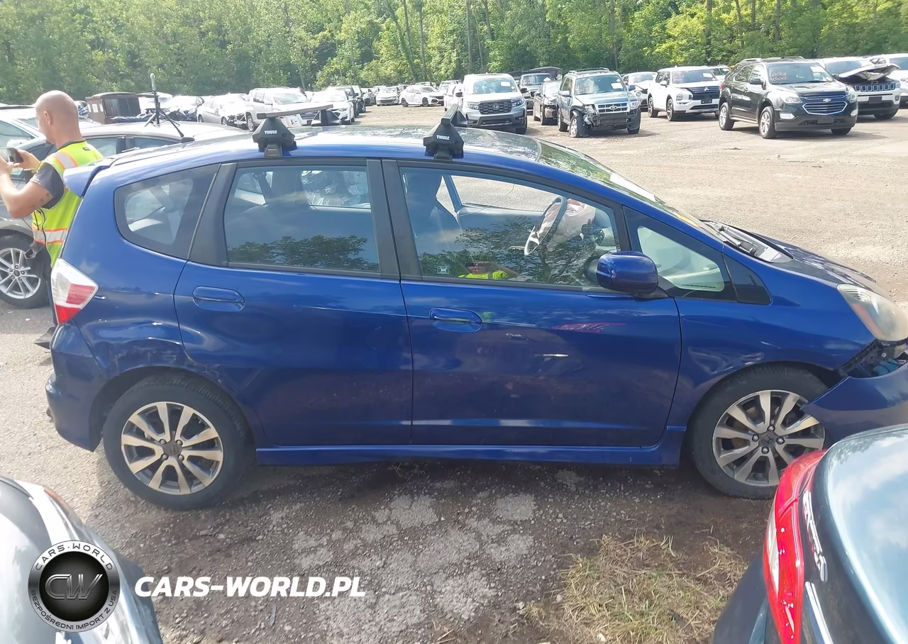 2013 Honda Fit Sport VIN:JHMGE8H5XDC054648 - 13