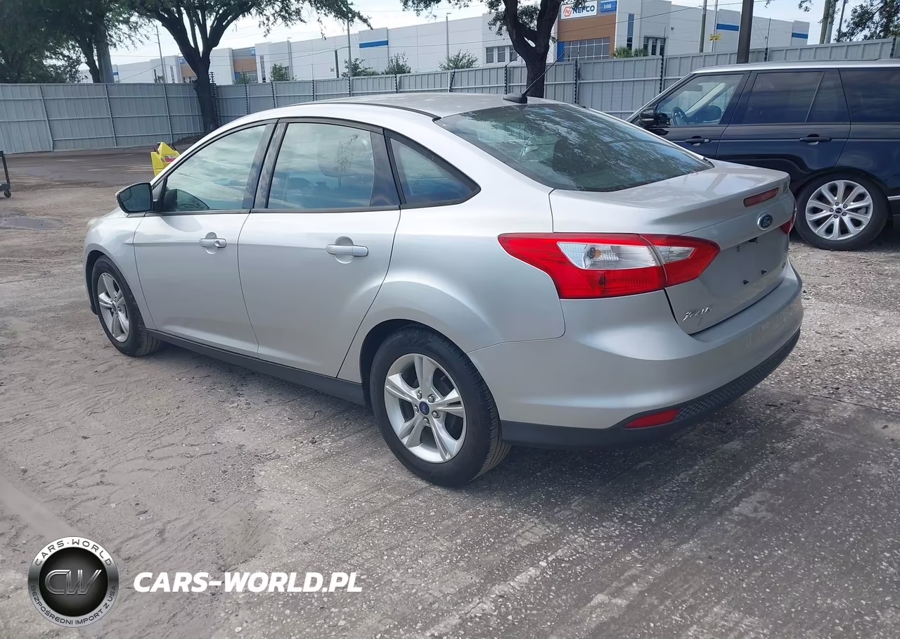 2014 Ford Focus Se VIN:1FADP3F28EL375377 - 3