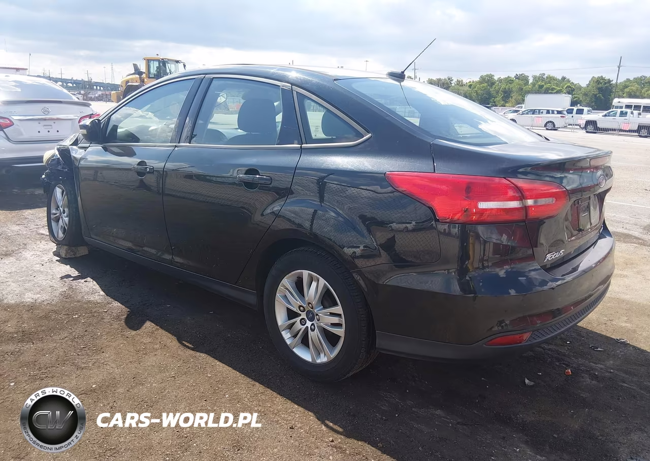 2015 Ford Focus Se VIN:1FADP3F25FL244943 - 3