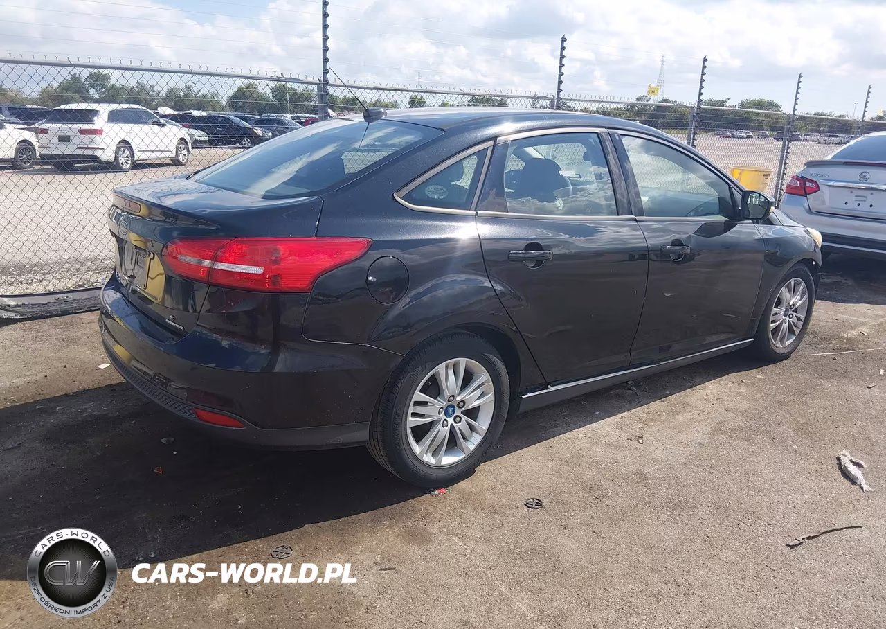 2015 Ford Focus Se VIN:1FADP3F25FL244943 - 4
