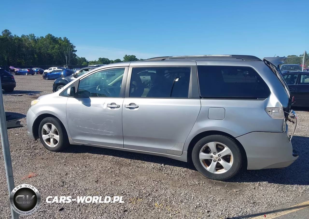 2011 Toyota Sienna Le V6 VIN:5TDKK3DC7BS024000 - 14