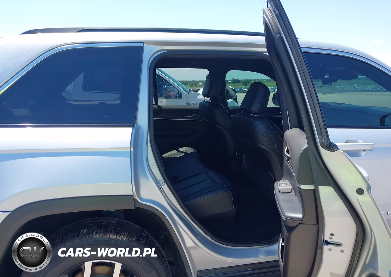 2025 Jeep Grand Cherokee Limited 4X4 VIN:1C4RJHBG5S8701862 - 8