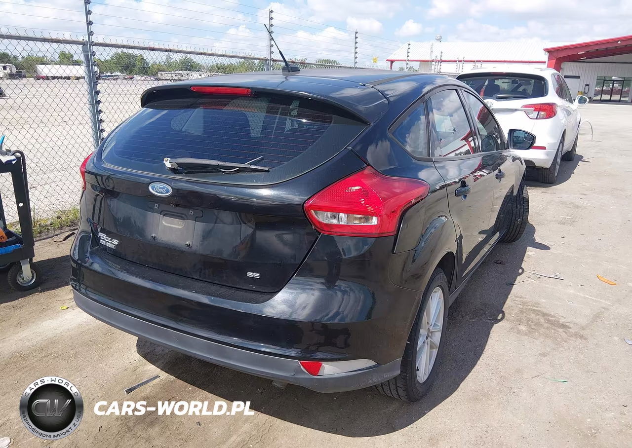 2017 Ford Focus Se VIN:1FADP3K27HL225626 - 4