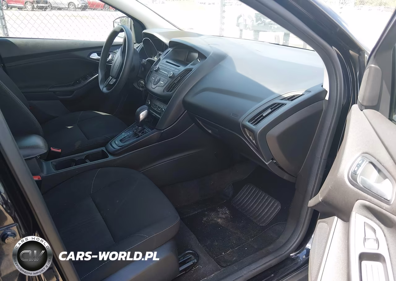 2017 Ford Focus Se VIN:1FADP3K27HL225626 - 5