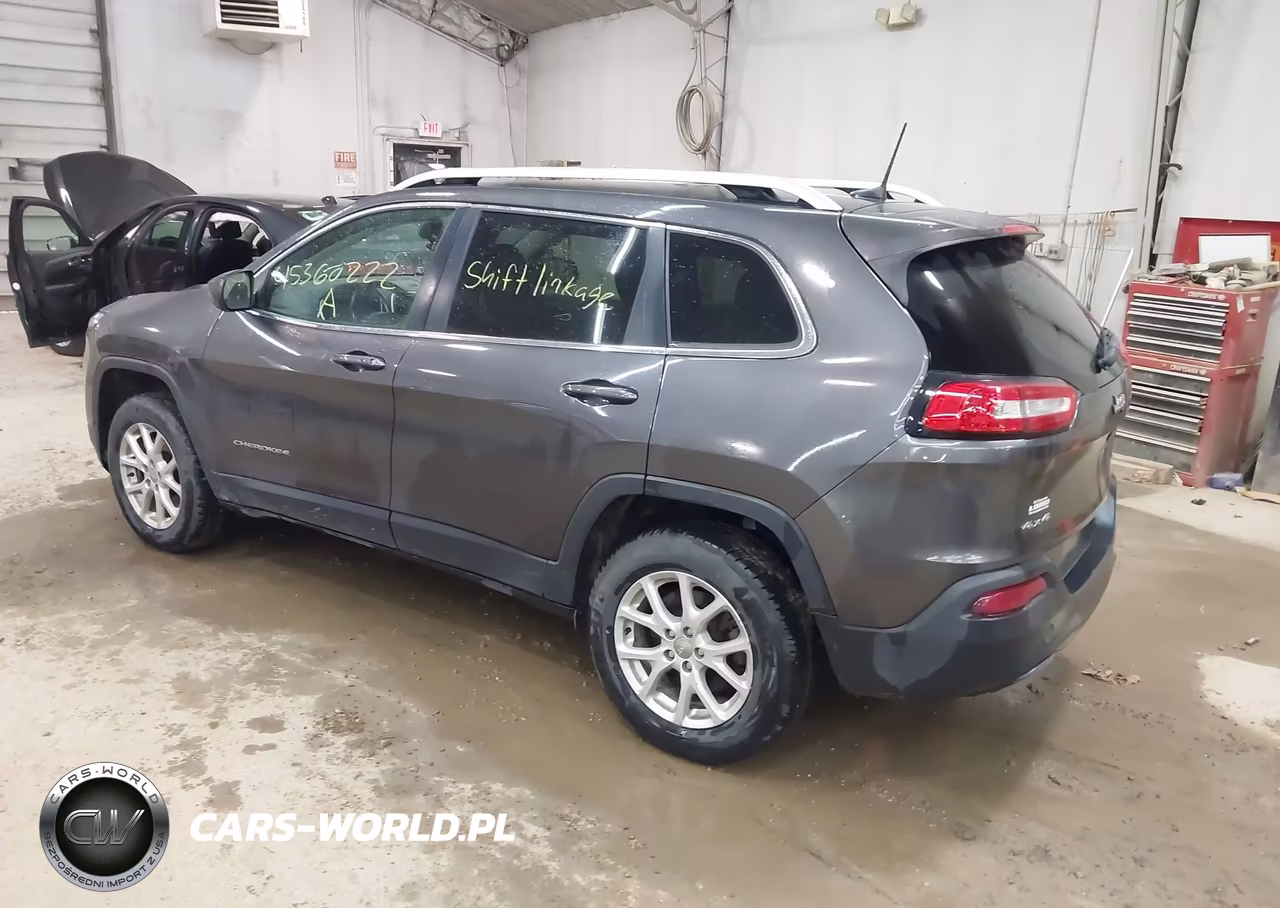 2018 Jeep Cherokee Latitude Plus 4X4 VIN:1C4PJMLBXJD508244 - 3