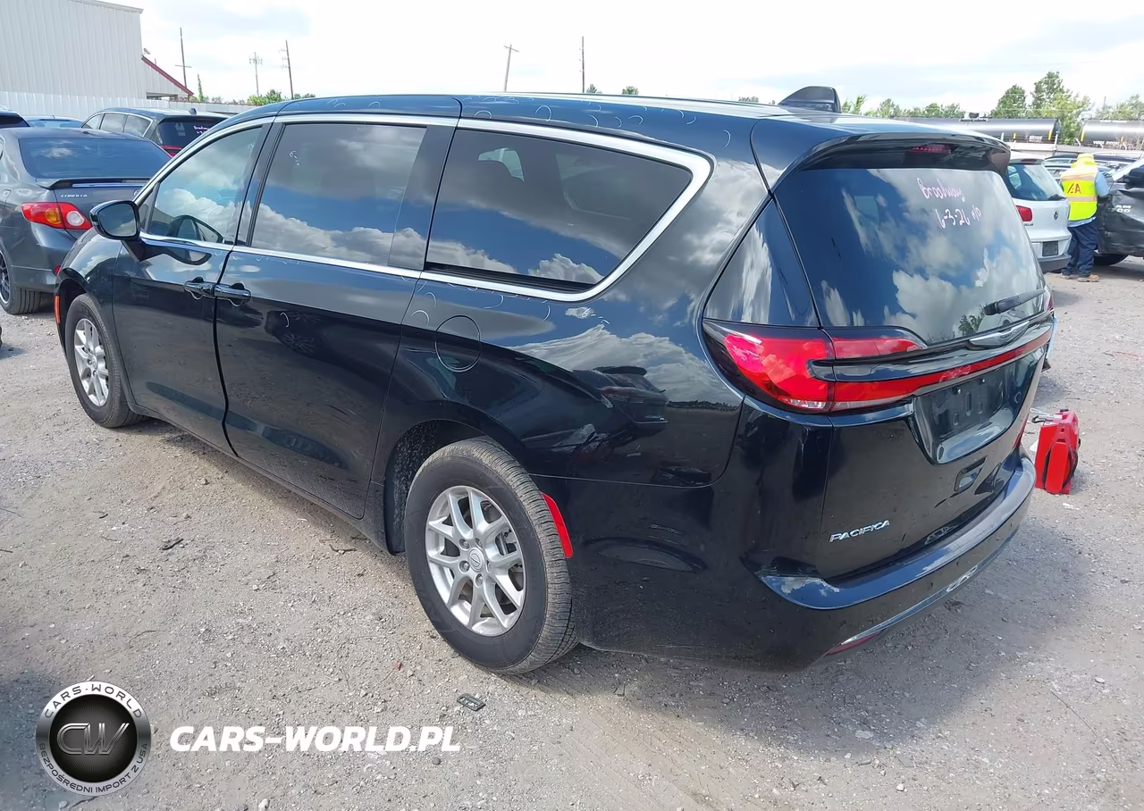2025 Chrysler Pacifica Select VIN:2C4RC1BG2SR585994 - 3