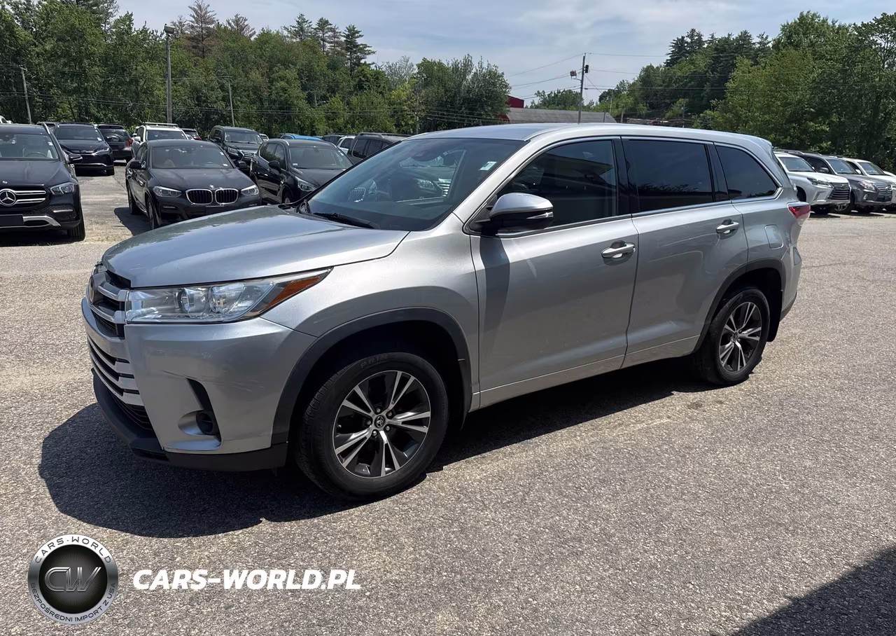 2018 Toyota Highlander Le VIN:5TDBZRFH1JS833126 - 2