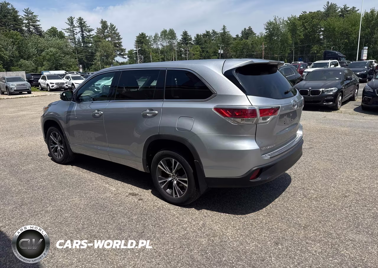 2018 Toyota Highlander Le VIN:5TDBZRFH1JS833126 - 3