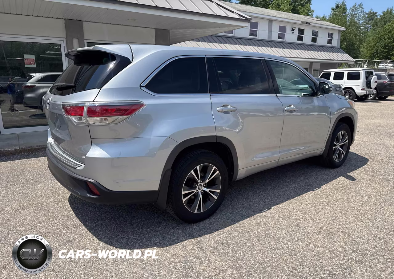 2018 Toyota Highlander Le VIN:5TDBZRFH1JS833126 - 4