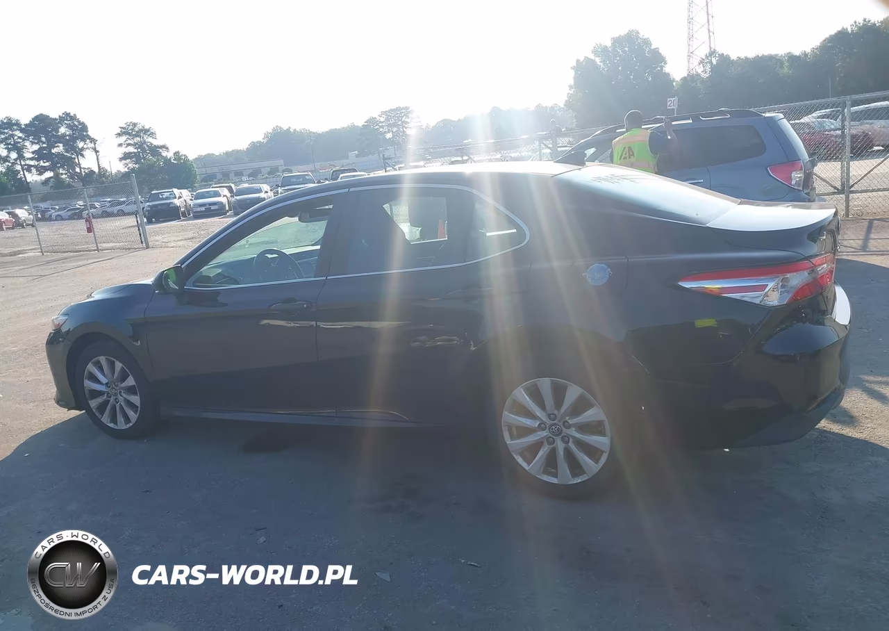 2019 Toyota Camry Le VIN:4T1B11HK3KU234979 - 14