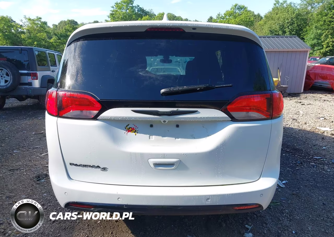 2018 Chrysler Pacifica Touring L VIN:2C4RC1BG8JR274312 - 16