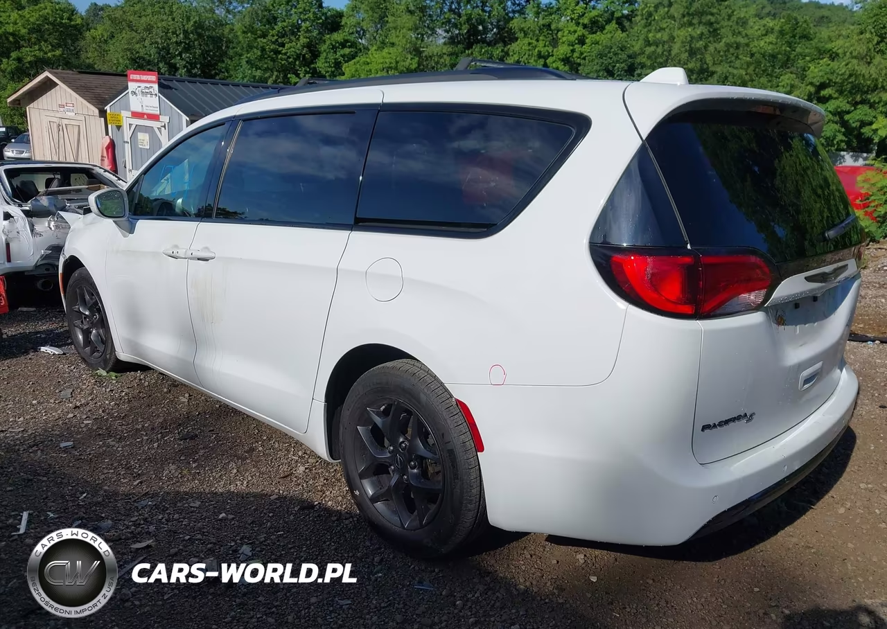 2018 Chrysler Pacifica Touring L VIN:2C4RC1BG8JR274312 - 3