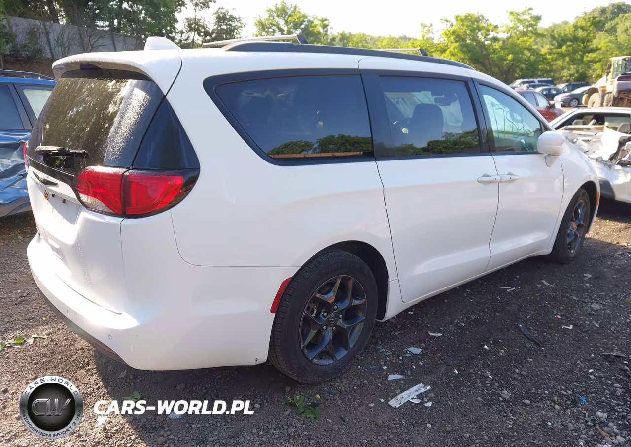 2018 Chrysler Pacifica Touring L VIN:2C4RC1BG8JR274312 - 4