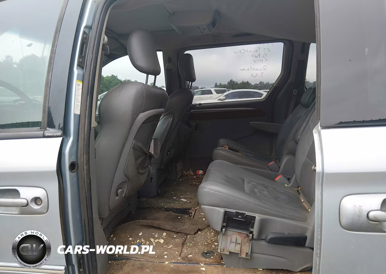 2005 Chrysler Town & Country Limited VIN:2C4GP64L55R349749 - 8