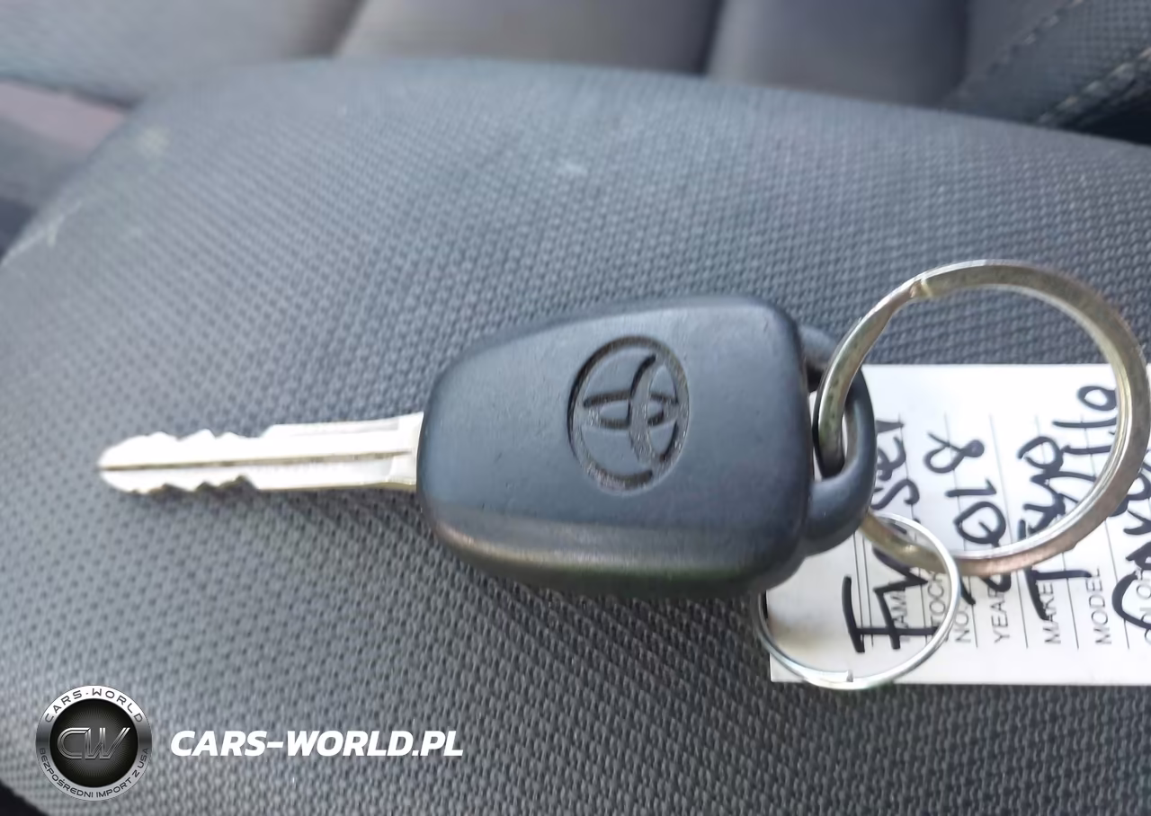 2018 Toyota Corolla Le VIN:5YFBURHEXJP766519 - 11
