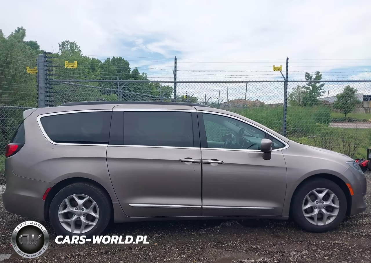2017 Chrysler Pacifica Touring-L VIN:2C4RC1BG9HR777163 - 13