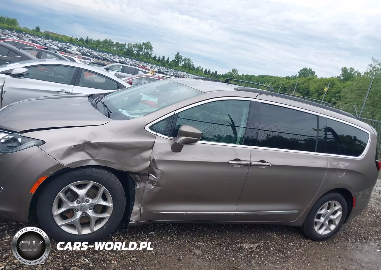 2017 Chrysler Pacifica Touring-L VIN:2C4RC1BG9HR777163 - 14