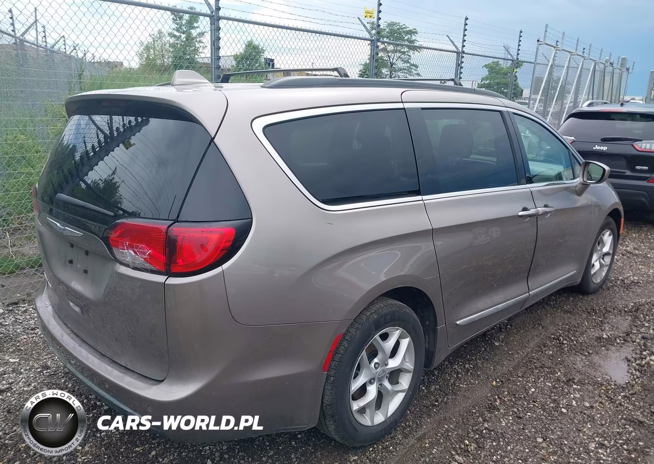 2017 Chrysler Pacifica Touring-L VIN:2C4RC1BG9HR777163 - 4