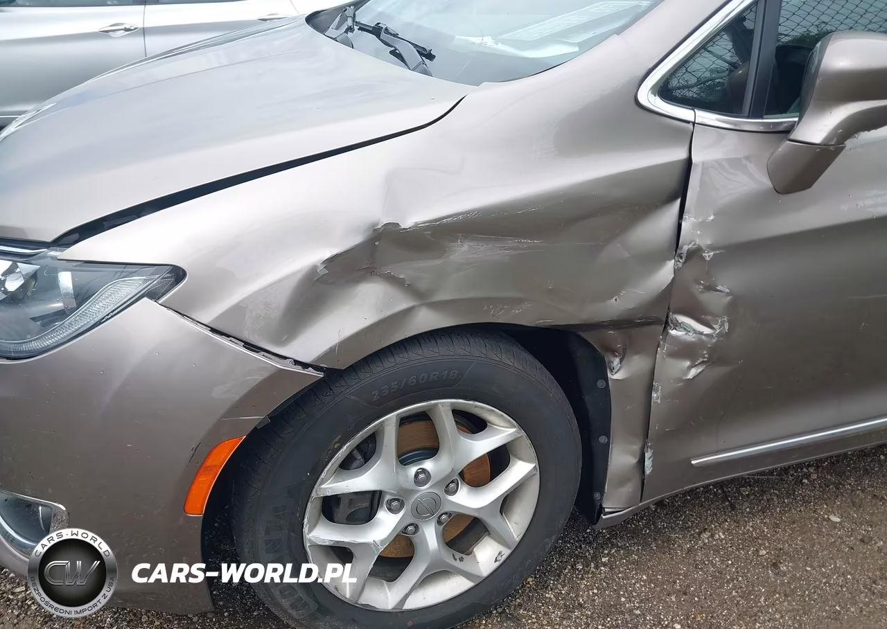 2017 Chrysler Pacifica Touring-L VIN:2C4RC1BG9HR777163 - 6
