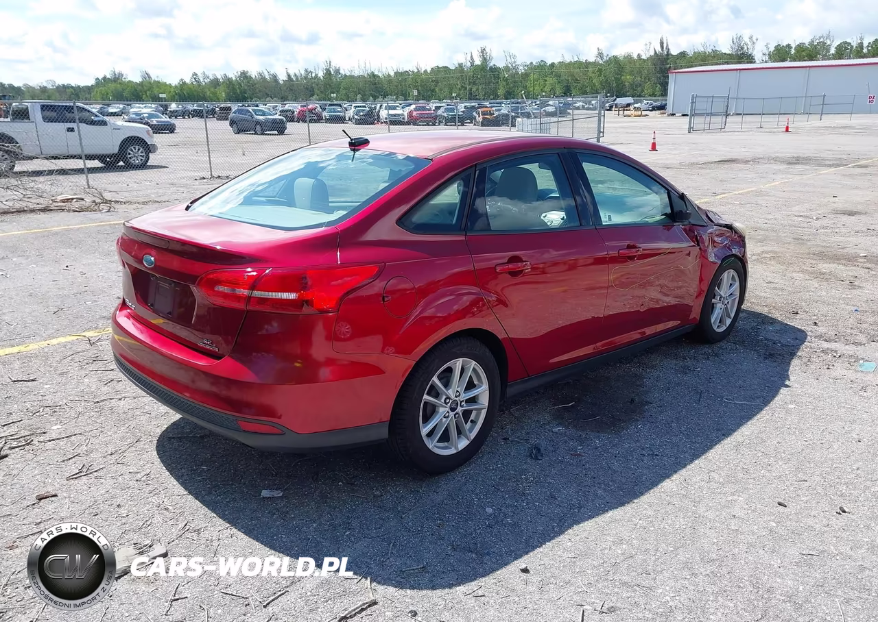 2015 Ford Focus Se VIN:1FADP3F25FL311864 - 4