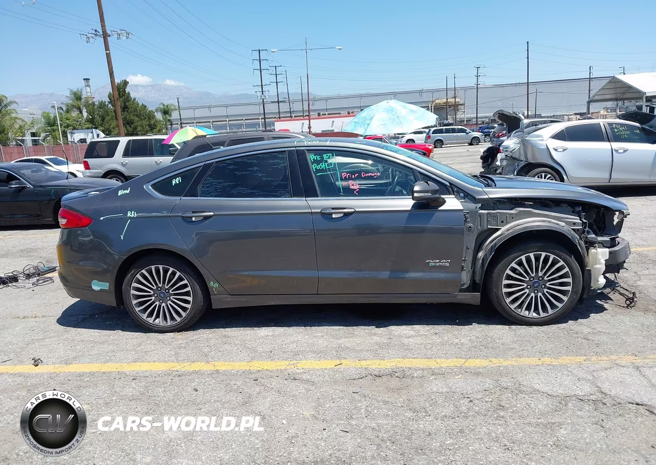 2017 Ford Fusion Energi Titanium VIN:3FA6P0SUXHR354180 - 14
